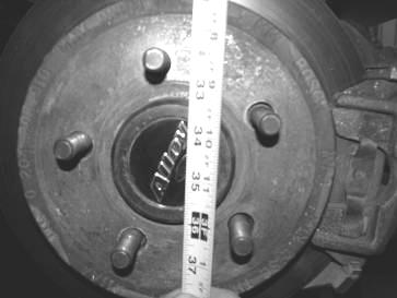 Use a floor jack to raise the axle so that the axle hub-to-inner fender height is 34 ½ on both sides of the Jeep.