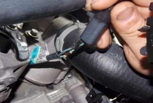 ENGINE BY THE LTERNTOR (TWO WIRE LED - BLUE WIRE & GREEN/WHITE WIRE) 200) CREFULLY REMOVE PPROXIMTELY 1/2" OF INSULTION FROM BOTH WIRES (DO NOT CUT WIRES) 200 210) LOCTE ND GRSP THE LPG ENGINE WIRE