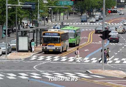 BRT System (Transit Improvements) Introduced in July 2004 in Seoul Exclusive median bus lanes 7 major corridors (69.9km) Will be expanded to 16 corridors (191.