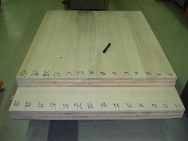 Vrhovec A. Vpliv sestave križno lepljenega lesa na upogibno trdnost in modul elastičnosti 20 Slika 21: Plošče tipa D, razžagane v preizkušance.