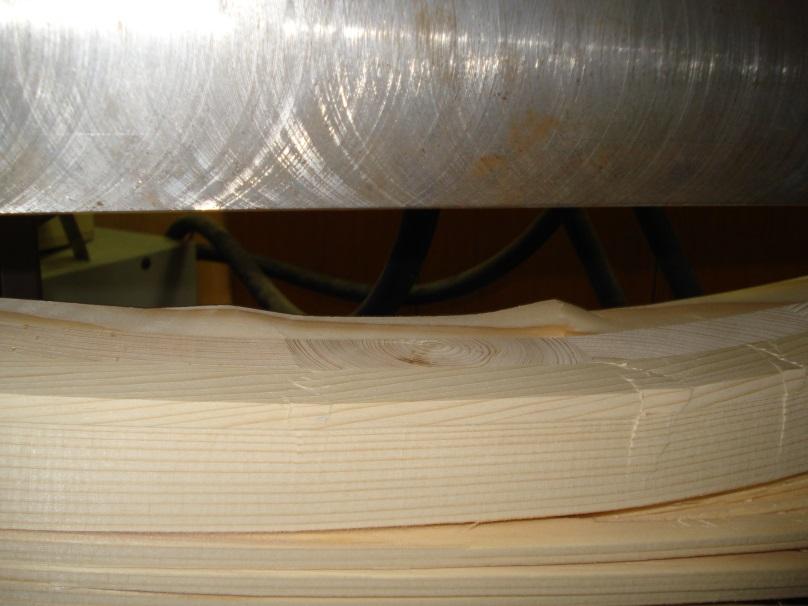 Vrhovec A. Vpliv sestave križno lepljenega lesa na upogibno trdnost in modul elastičnosti Slika preizkušancev 3-25 plosko med obremenjevanjem.