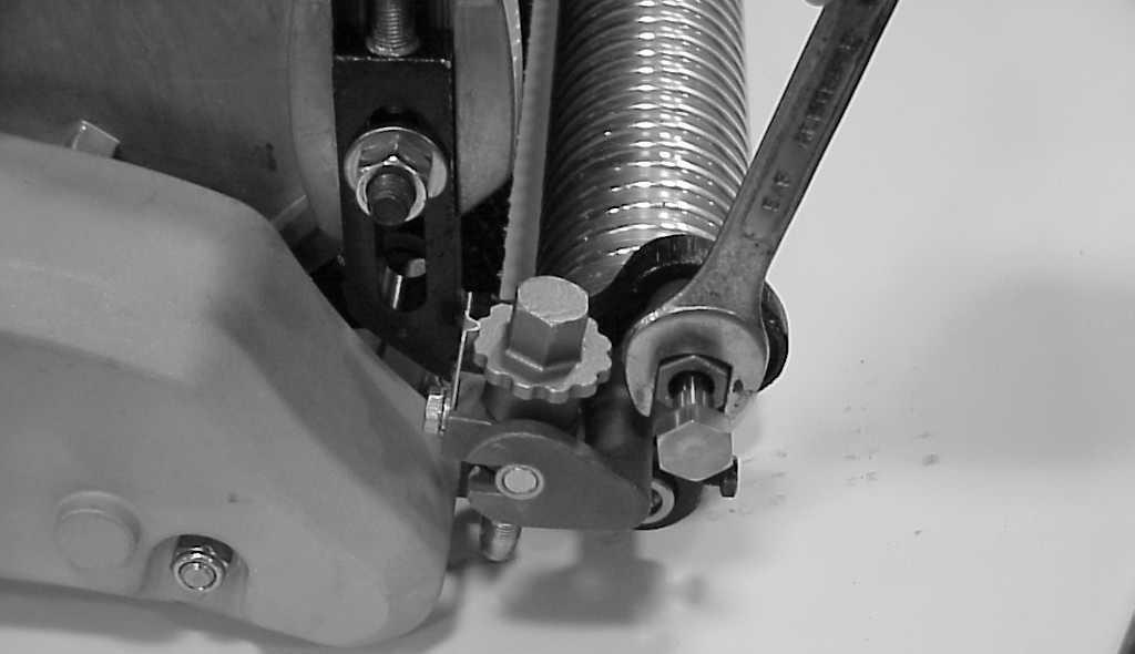 Raising and Lowering Groomer To raise or lower the grooming reel: Loosen the bolts on the right and left groomer arms (Fig. 9).. Lower the grooming reel into the grooming position.