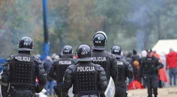 LETNO POROČILO O DELU POLICIJE 2015 Zahtevna so bila varovanja športnih prireditev, pri katerih je pogosto sodelovala posebna policijska enota.