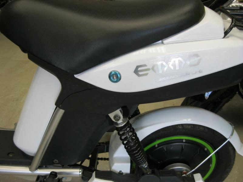 13 P a g e Seat Lock To open the seat, use the keyhole on the side of the bike (shown in the picture above on the left). Turn clockwise to unlock the seat.