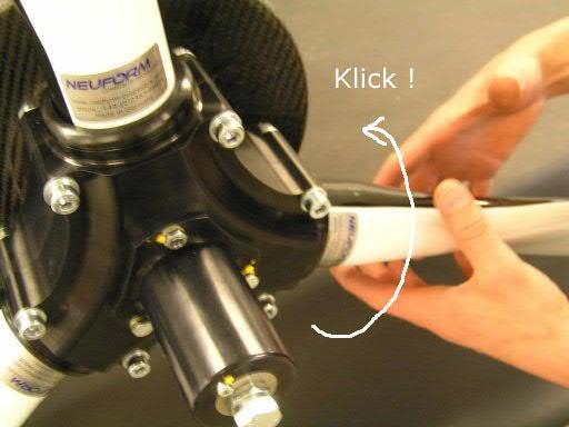 Should there be no "click" or should the propeller move only slowly back into its former position, then the lubrication is not adequate!