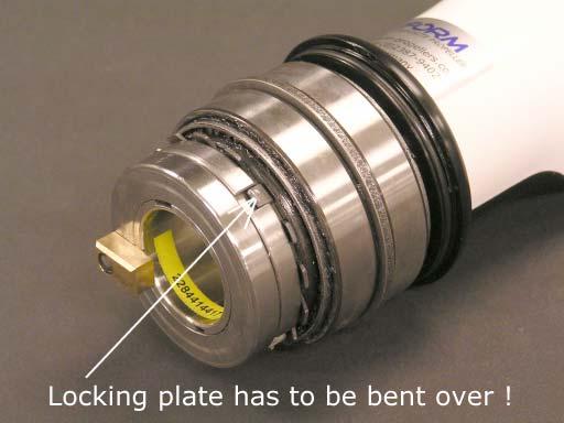 locking of the groove nut may lead to blade loss during operation!