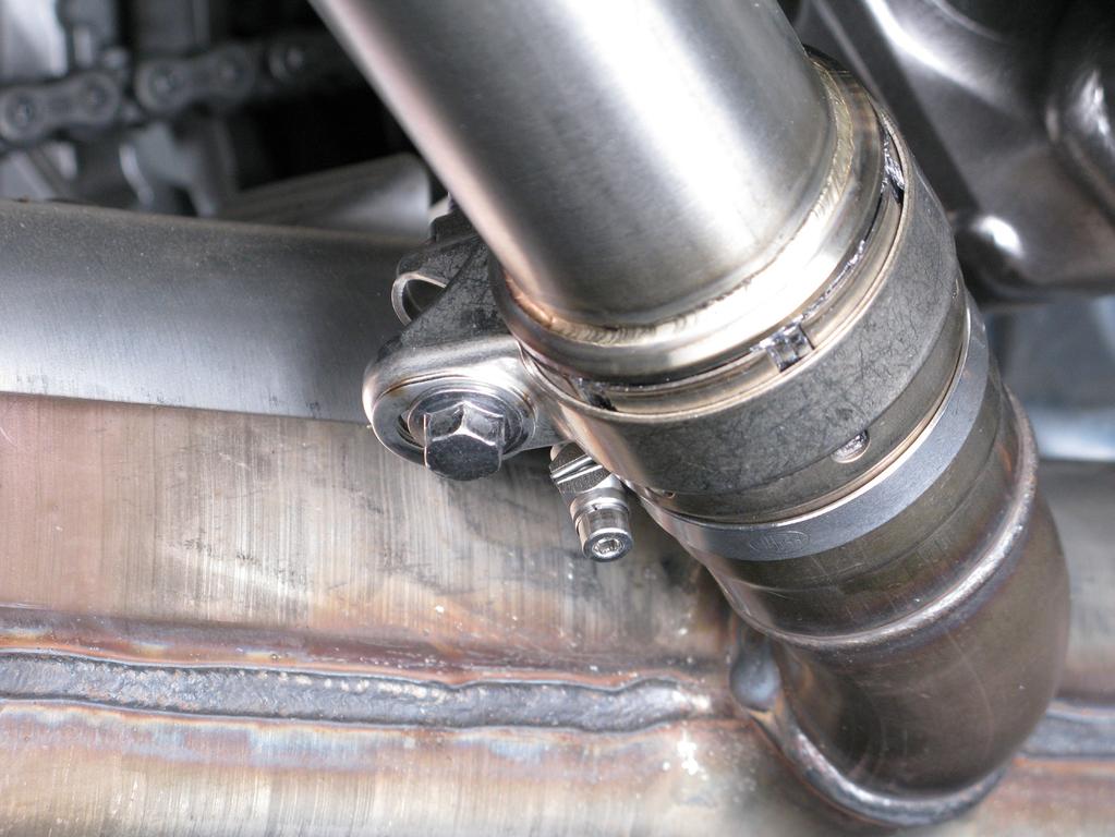www.akrapovic.com 5. Tighten the hook clamp and the metal clamp to a specified torques (Figure 9).