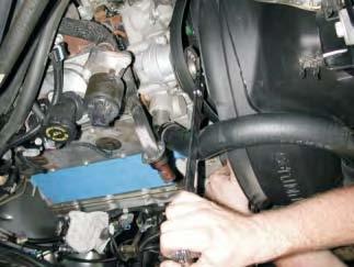 (Make sure that the o-ring gaskets did not stick to the cylinder heads,