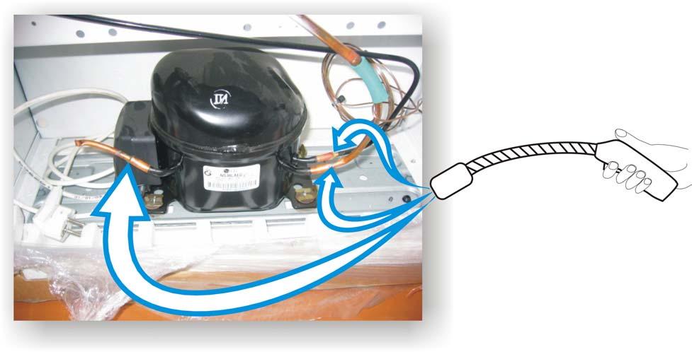 8. Uvod Slika : Kompresor, skica senzorja za polnilni plin in označeni zvari na cevkah Če senzor javi prisotnost plina, se hladilnik izloči iz nadaljnega postopka proizvodnje in se ga preusmeri v