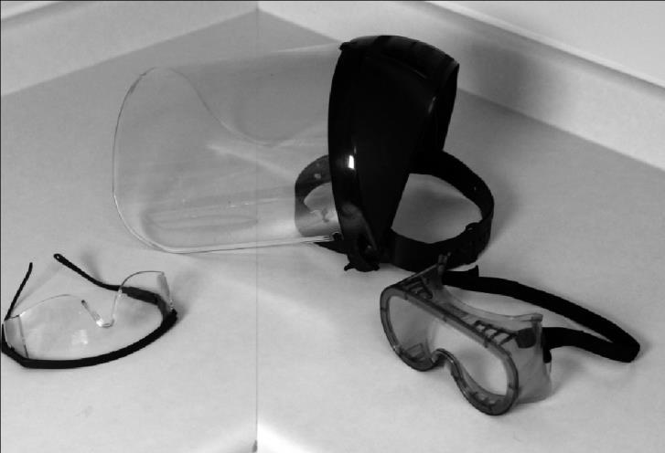 Uporabite: Rokavice Očesni ščitniki ali očala Ustrezno obutev nedrseči zaščitni čevlji Slika 2: Zašita za oči Slika 3: Zaščitna obutev  3: Poskrbite za varni izklop klimatske naprave in