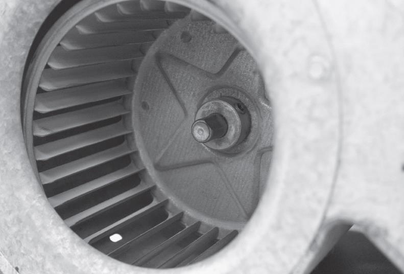 5.2. Glavni deli klimatske naprave Slika 32: Ventilator prisili zrak, da kroži okoli kondenzatorja.