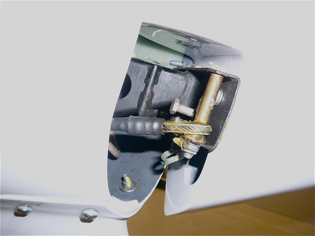 Flight Controls Rudder An upper hinge and a lower hinge with rubber stops; lower