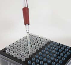 For convenient sample handling, the SCAP PLS system cartridges are delivered in 54 position tip boxes. To load the tips a conventional pipette is used.