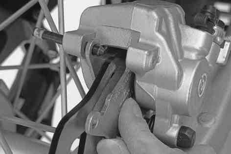 Operate the foot brake lever repeatedly until the brake linings lie on the brake disc and there is a pressure point. Add brake fluid to the MAX mark.