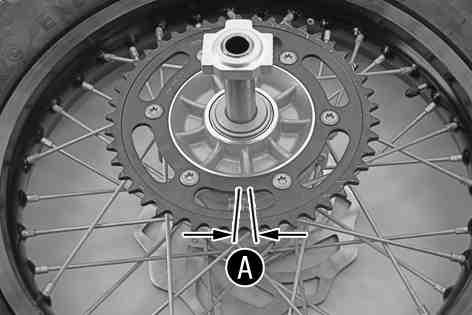 If the rubber dampers are not changed in time, the rear sprocket carrier and the rear hub will be damaged. Remove the rear wheel.x( p. 109) Check bearing.