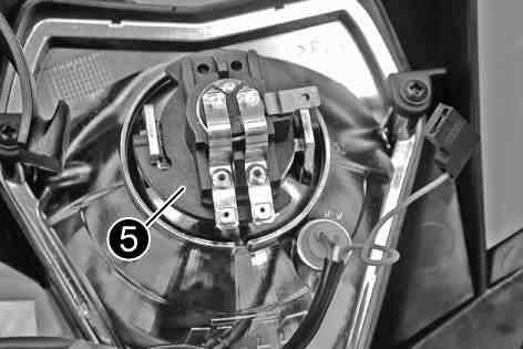 MAINTENANCE WORK ON CHASSIS AND ENGINE 133 Turn holder about 30 counterclockwise and remove it. Remove headlight bulb. Insert a headlight bulb in the holder.