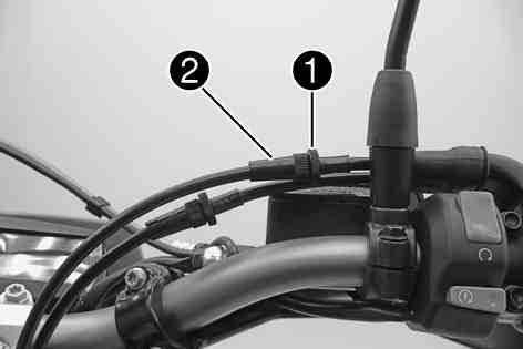 TUNING THE ENGINE 142 15.2Adjusting the play in the throttle cablex 100280-10 Move the handlebar to the straight-ahead position.