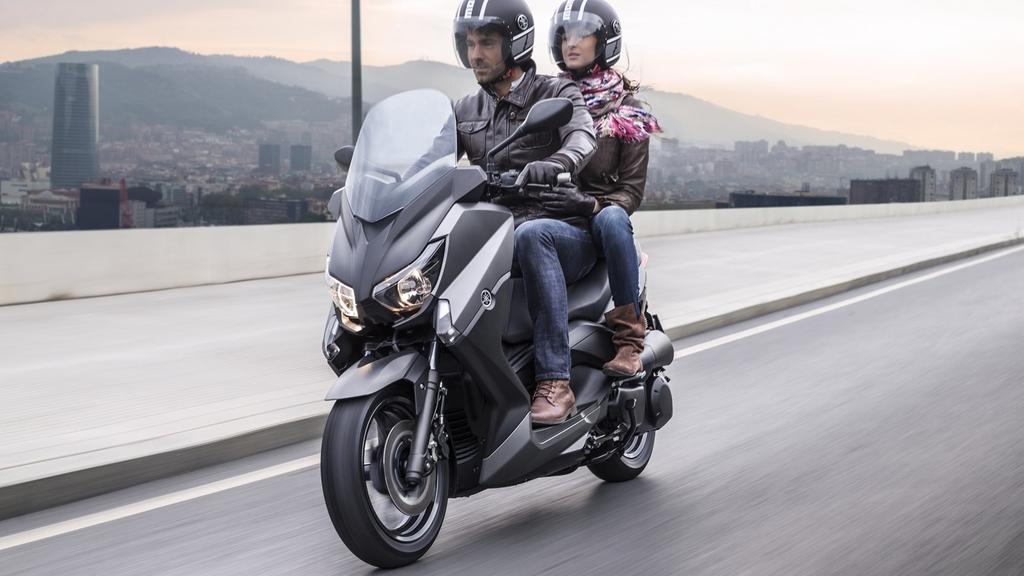 Beat your streets With its dynamic new styling as well as an ultra-responsive liquidcooled engine and a high-specification chassis, the Yamaha X- MAX 250 offers impressive performance together with
