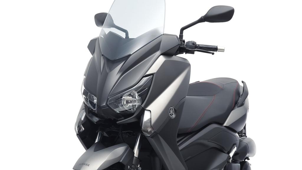 Dynamic sports bodywork The latest X-MAX 250 comes with even sharper, slimmer and more dynamic bodywork that allows the rider to move through traffic, and that underlines this sport