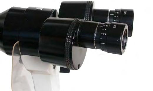 3) Diopter compensation The focus of the microscope is calibrated according to the emmetropia. If the operator is an ametropia, he should adjust the eyepiece diopter. Adjustment ring Fig.