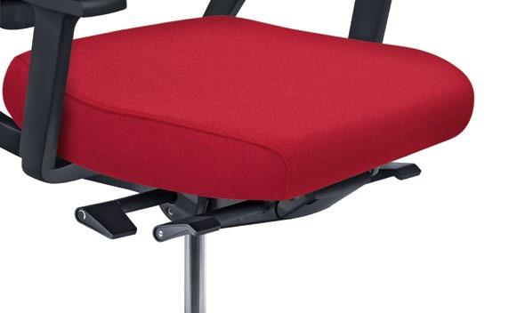 Dynamic sitting. The Sedus Simiar mechanism hods and supports your back in every movement and at the same time prevents the annoying shirt-puing effect.