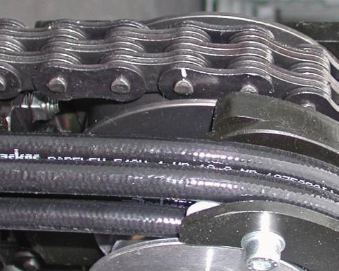 The pins of the inner links are located in sleeves, which are in turn seated in a roller. This roller causes a reduction in the drive forces and the wear when operating the chain.
