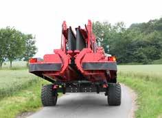 The low height of the machine also gives a good overview from the tractor during transport.