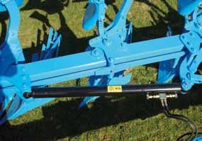 The working width is steplessly adjustable via a double-acting hydraulic cylinder. There is no need to leave the tractor seat.