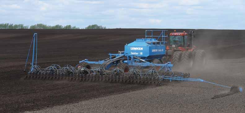 The three-part seed and fertiliser hopper with a total capacity of 12,200 litres for separate metering, and simultaneous placement, of seed and fertiliser provides a range of sowing
