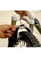 Disconnect the front brake cable via the noodle. Remove the front wheel.