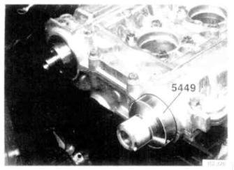 tool 999 5452 (without extensions). Install upper half of cylinder head - Position upper half.