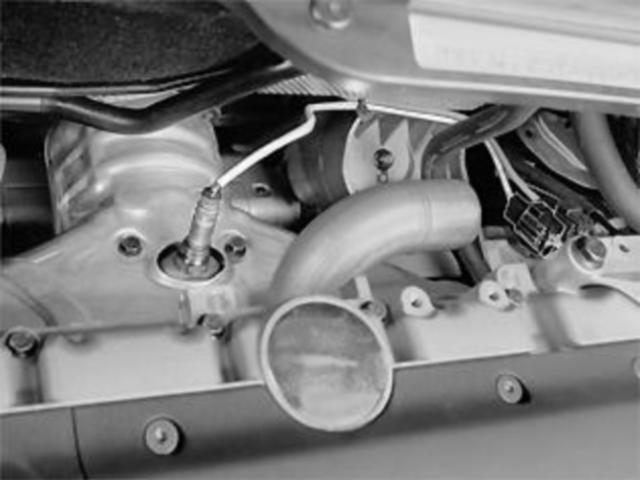 - the engine stabilizer brace between the suspension turrets - the air preheating hose between the air cleaner (ACL) and the heat deflector plate.