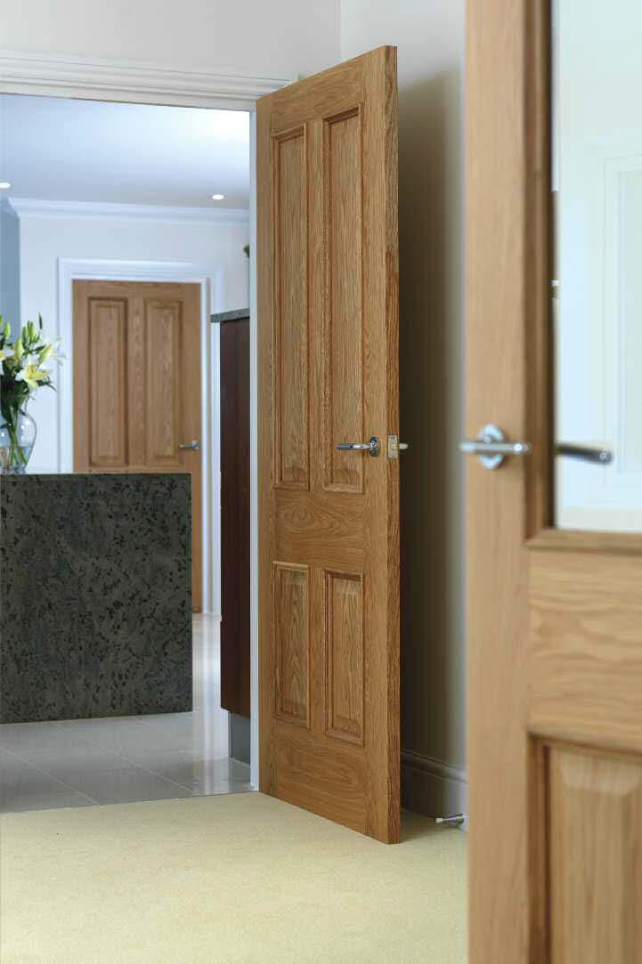 l Real oak veneers l Pre-finished & unfinished options l Solid core construction l BWF-CERTIFIRE FD30 fire doors for solid and glazed models Royale Traditional Royale Traditional s classic oak veneer