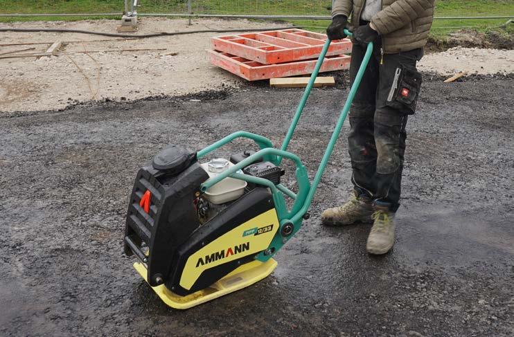APF 12/33 FORWARD MOVING VIBRATORY PLATE INDUSTRY-LEADING COMPACTION The APF 12/33 is an outstanding match for soils and soft bases, particularly those associated with gardening and landscaping.