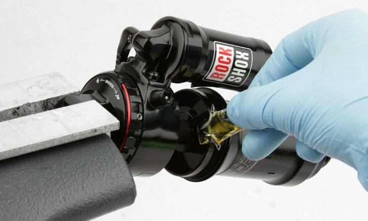RockShox Dynamic Seal Grease 2 Remove the shock from the vise, turn it over and clamp the damper body eyelet in the soft jaws.