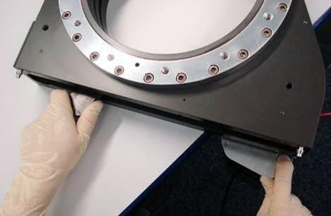 With one hand press the MAINTENANCE BUTTON to lower the sealing ring, with your second hand unlock the sealing ring by
