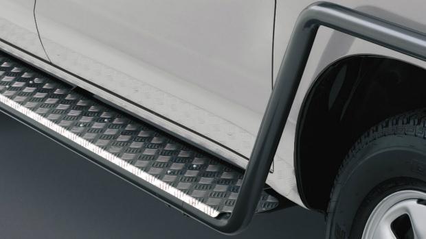 Steel Side Step and Rail When you take your HiLux over rocky terrain, the sill (lower body area under the door), doors and side of the body are vulnerable to damage from scraping and bashing against