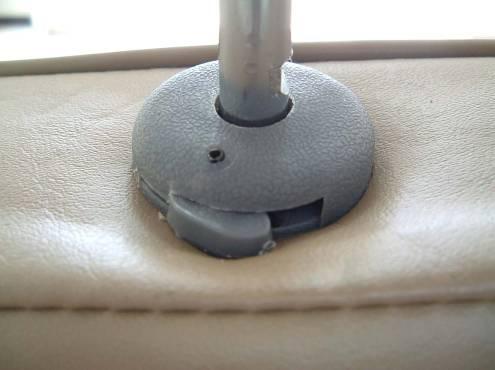 5. OPERATION To adjust the armrests height Press the button. Move the armrest to the required position. Knob To adjust the headrest To raise headrest, lift it to the desired position.