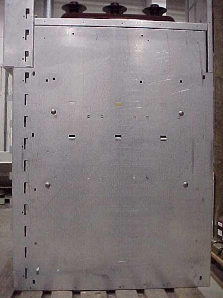 There are four 11x mm holes for 1635 mm high cubicles (five holes for 1885 mm high cubicles) in the front and back of the sidewalls for connecting the cubicles