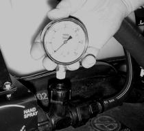 . Install the pressure gauge into the open port to the right of the control valve (Fig. 0).. Connect the free end of the long hose to the fitting on the gun (Fig. ). m 69. Pressure gauge.