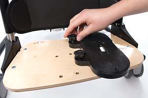 Use black knobs provided to secure sandal base to footboard. Begin by tightening knobs only halfway, slide sandal base to desired position, then tighten knobs fi rmly (see Figure 33a).