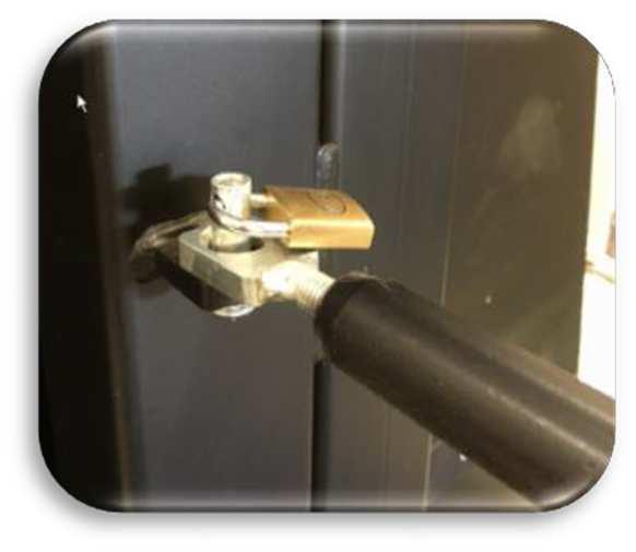 the Velcro upwards. Mounting padlocks on lock: tep 1: Mount 1 padlock on the lock on the rear side.