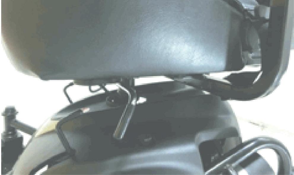 5. OPERATION To remove the seat: 1. Turn the power OFF. 2. Make sure the Crest CSS is not in freewheel mode. 3. Push the seat rotate lever while pulling up on the seat to remove.