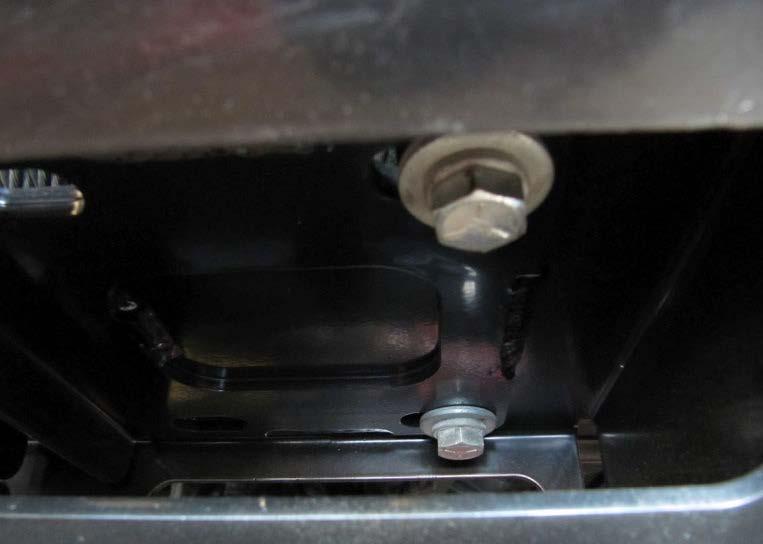 Mounting feet Clutch handle FITTING PROCEDURE 0. Make sure winch clutch handle is facing upwards (opposite mounting feet).