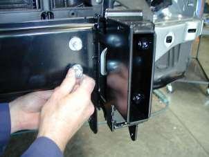Note: When Step 20 is finished, slacken off bolt tension to enable sideways movement if needed when bar is fitted. 19.