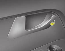 Značilnosti vašega vozila Voznikova vrata Če je kontaktni ključ v ključavnici in so odprta katera koli prednja vrata, se vrata kljub pritisku na prednji del (1) stikala za