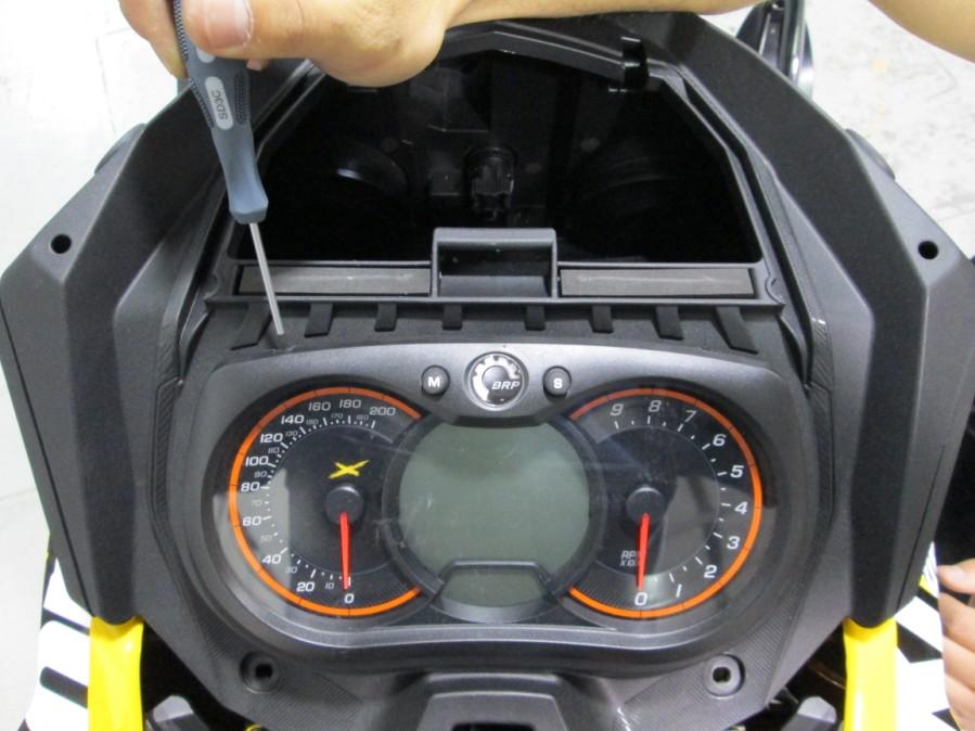 1.Remove the gauge, side panels, hood and headlight.