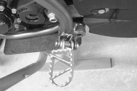 Remove the protective film from the handlebar. Position the handlebar with handlebar clamps. Mount and tighten screws. Screw, handlebar clamp M8 20 Nm (14.8 lbf ft) Check the handlebar position.