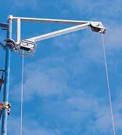 After having put the hoist at the foot of the structure, during use it is sufficient to move the swivelling bracket into the desired position.