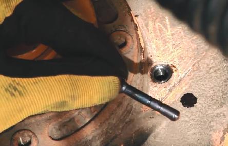 Access on top of each cutter unit lets the operator check and replace oil quickly. Larger componentry, from the discs to the bearings, helps enhance durability.